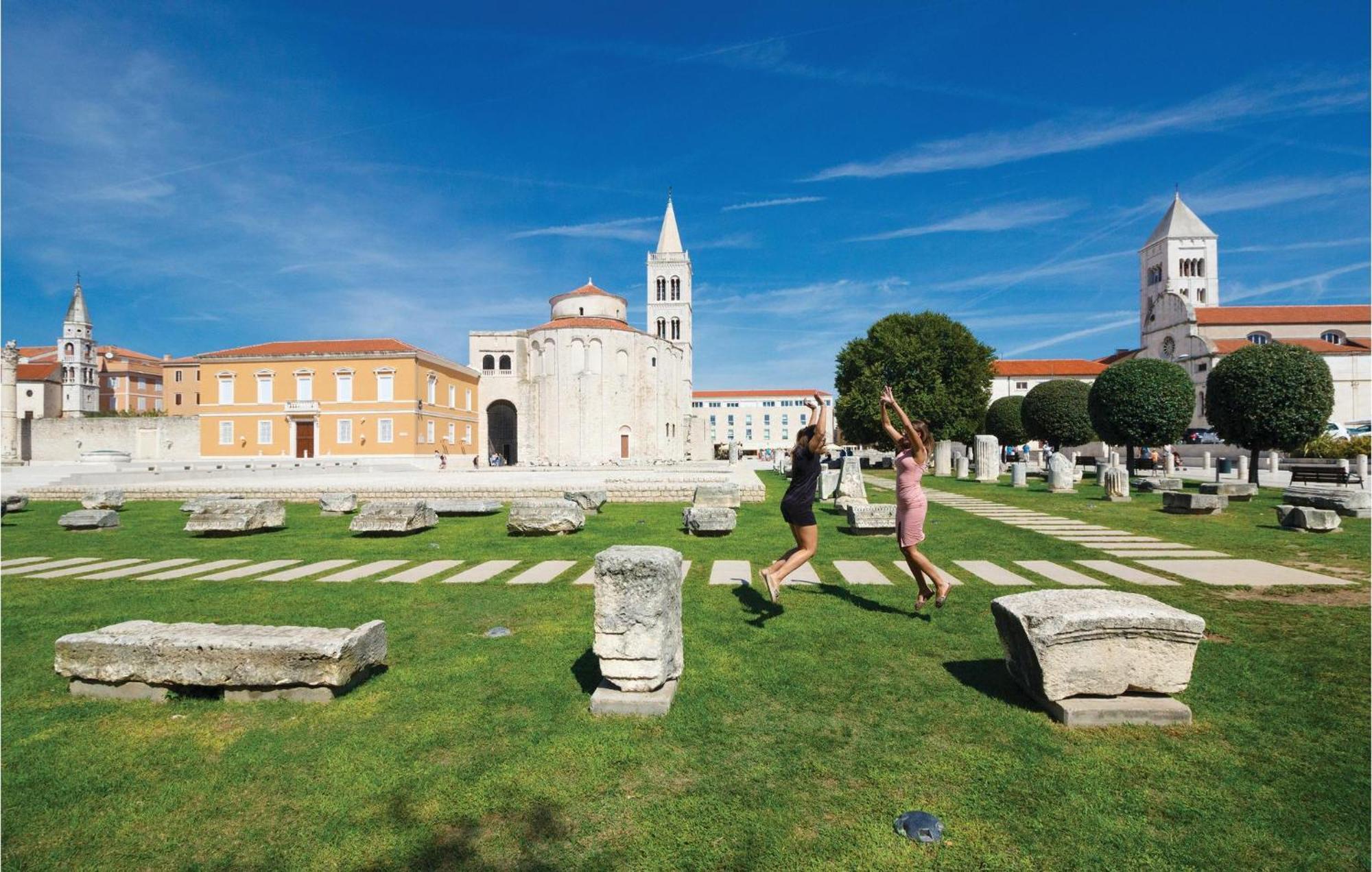 2 Bedroom Cozy Apartment In Zadar Buitenkant foto