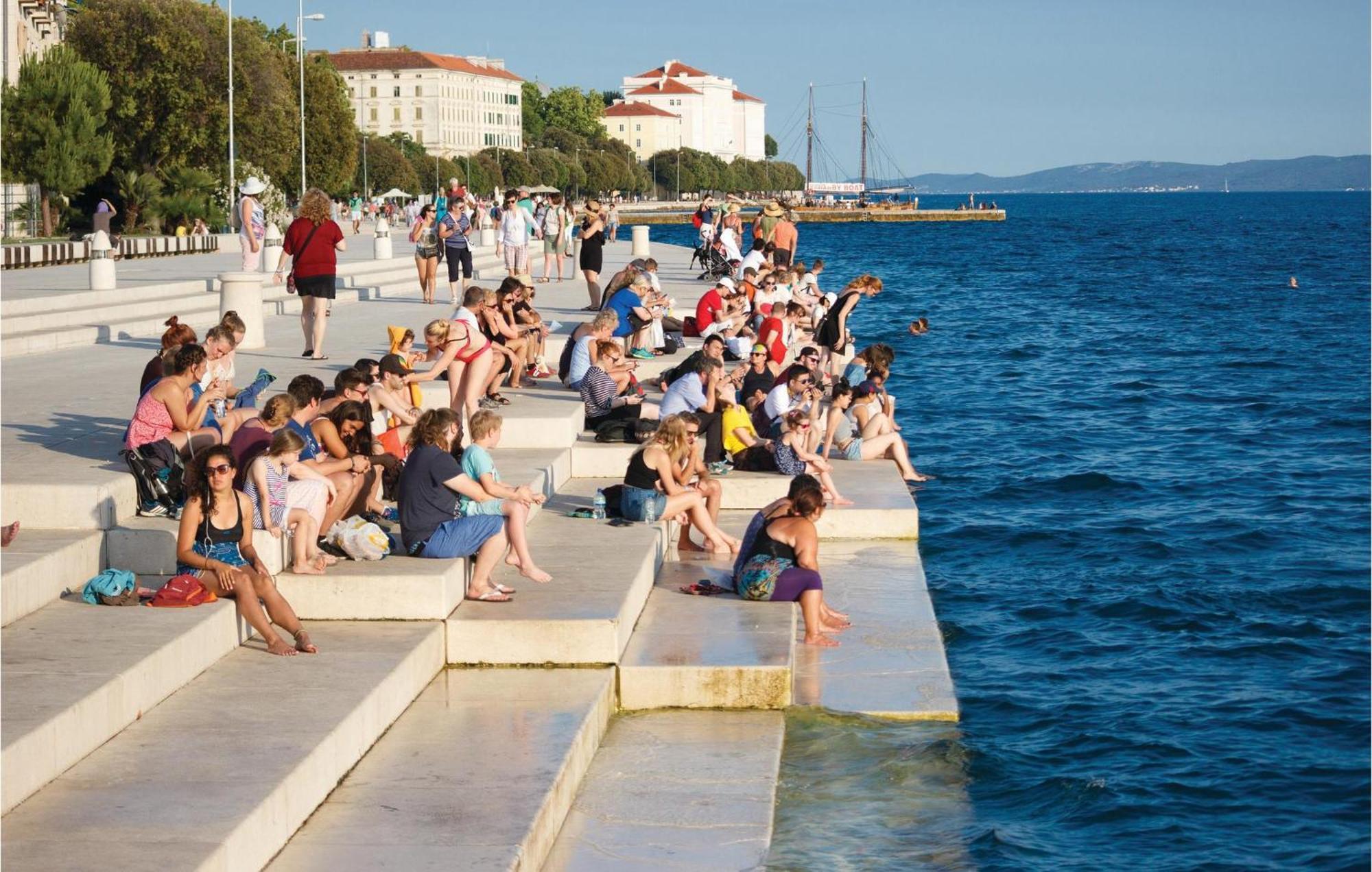 2 Bedroom Cozy Apartment In Zadar Buitenkant foto